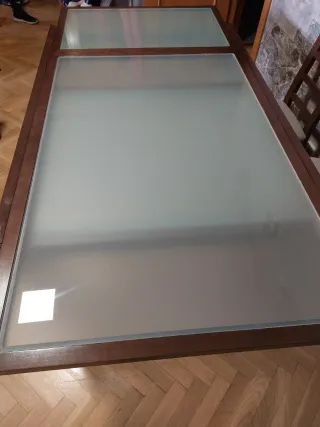 Mesa de comedor de madera y cristal