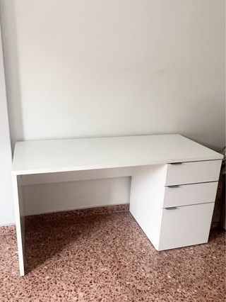 Escritorio blanco con cajones