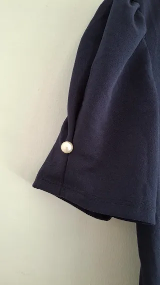 Mini vestido o camiseta azul con perlas