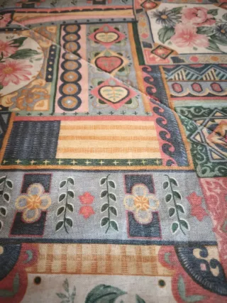 Somier con patas, cabecero, colchón y edredón