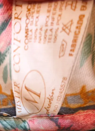 Somier con patas, cabecero, colchón y edredón