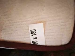 Somier con patas, cabecero, colchón y edredón
