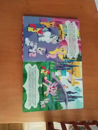 Libro de my little pony, con figuritas y tapetes