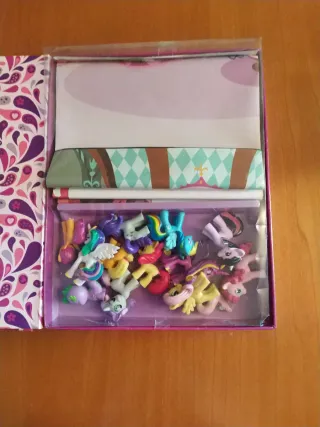 Libro de my little pony, con figuritas y tapetes