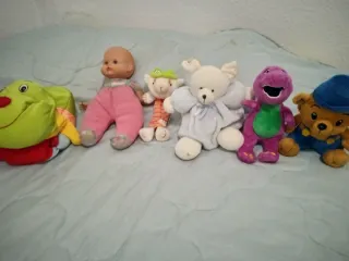 Muñeco y peluches varios