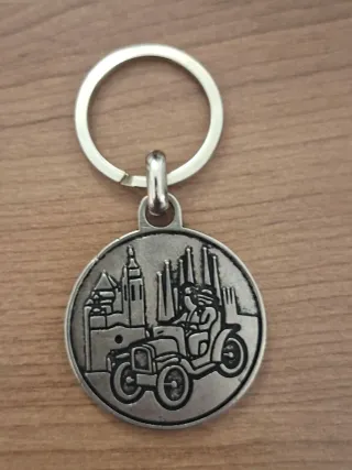 Llavero antiguo coche y edificios