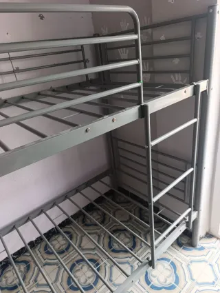 Litera metálica gris