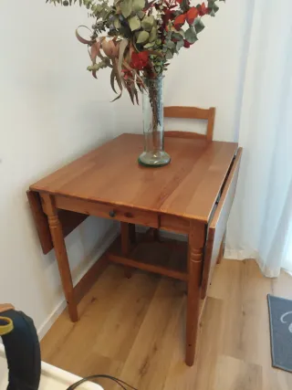 Mesa de madera con alas abatibles y cajón