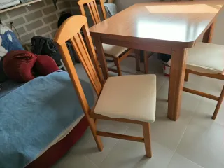 Mesa de comedor y 4 sillas de madera