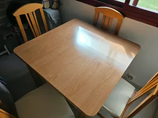 Mesa de comedor y 4 sillas de madera