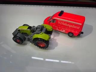 2 Coches Siku: Tractor y Ambulancia