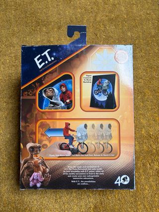 Figura E.T. en bicicleta