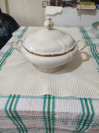 Sopera de porcelana con detalles dorados