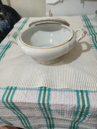 Sopera de porcelana con detalles dorados