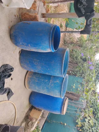 Bidones de plástico duro azul 20€ por cada uno