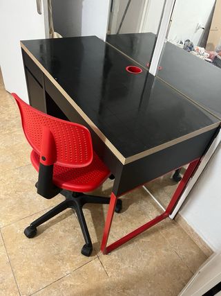 Escritorio negro con silla