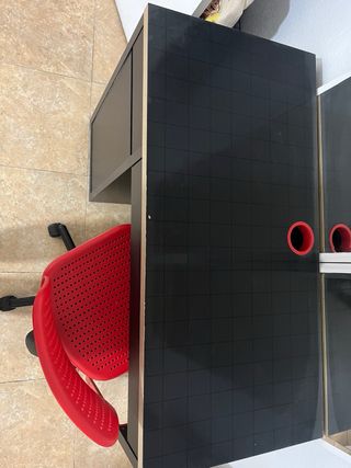 Escritorio negro con silla
