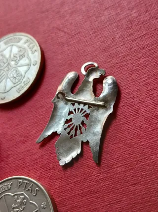 X3 100 Pesetas (Plata) de 1966 e Insignia Falange