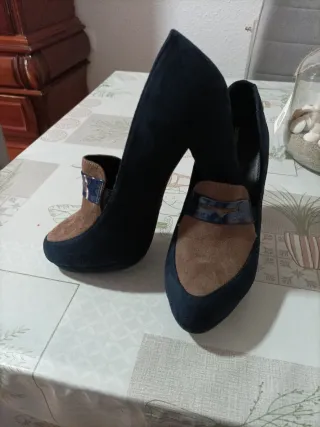 Zapatos de tacón azul oscuro y marrón