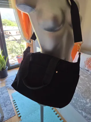 Bolso bandolera negro con asas