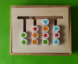 Gioco Montessori con Tavolo in Legno e Perline Colorate