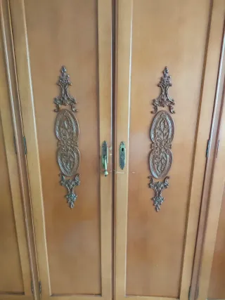 Armario de madera marrón