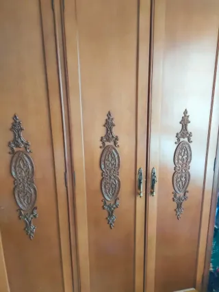 Armario de madera marrón