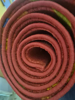 Alfombra de tela multicolor con diseño