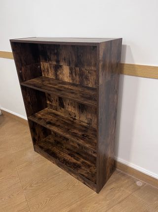 Estantería de madera oscura