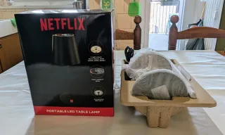Lampada da tavolo LED, portatile,  Netflix, nuova