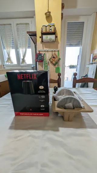 Lampada da tavolo LED, portatile,  Netflix, nuova