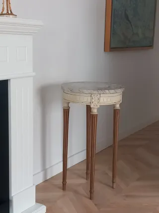 Mesa auxiliar Luis XVI mármol y madera
