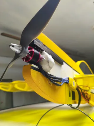 Avión RC Hacker Amarillo