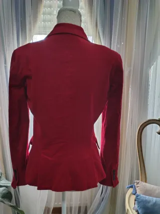 Americana de terciopelo roja