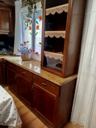 Mueble de madera maciza con cristal