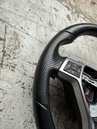 Volante Mercedes AMG Cuero Perforado