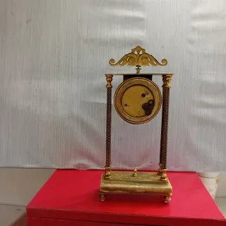 Reloj de sobremesa antiguo dorado