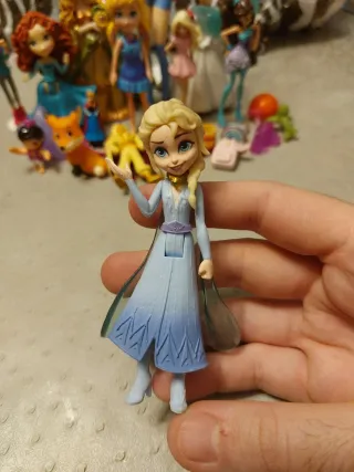 Lotto di statuette e piccoli accessori