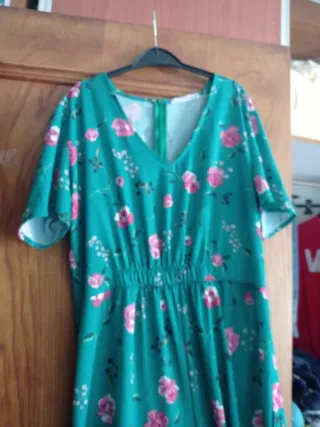 Vestido verde com flores rosa