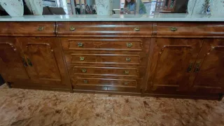 Aparador de madera con tapa de mármol