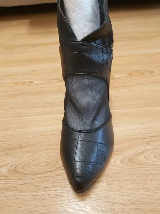 Botín negro verano con detalles de malla y hebilla