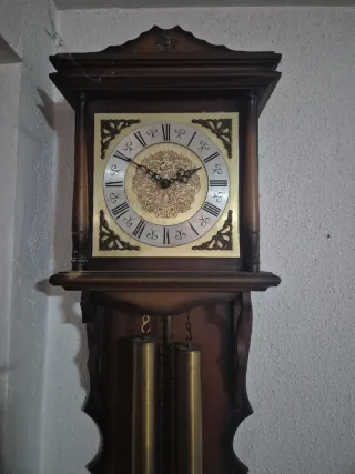 Reloj de pie antiguo de madera