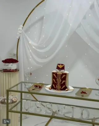 Arco de globos y pedestales para fiestas