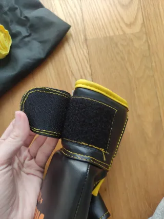 Guantes de boxeo negros y amarillos talla M