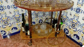 Camarera de madera y cristal