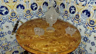 Camarera de madera y cristal