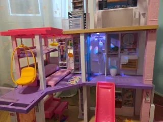 Casa Barbie Dreamhouse con Piscina y Tobogán