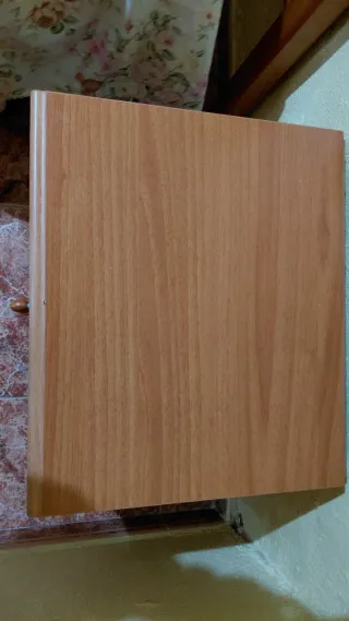 Cabecero de madera y mesita de noche