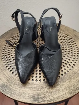 Zapatos de tacón negros con pulsera