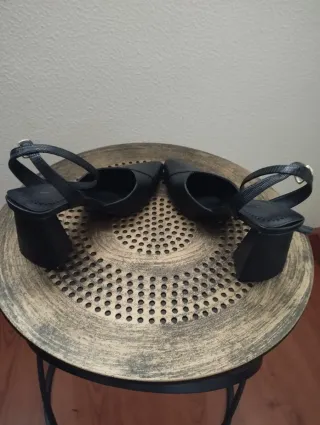 Zapatos de tacón negros con pulsera